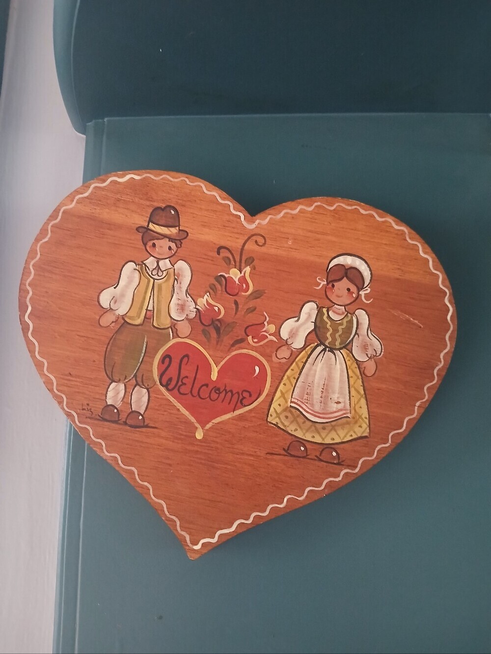 Hand-Painted Wooden Welcome Farmhouse Plaque Couple Hanging Hook